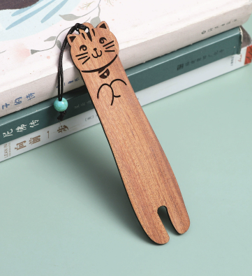 Marque-page artisanal en bois naturel