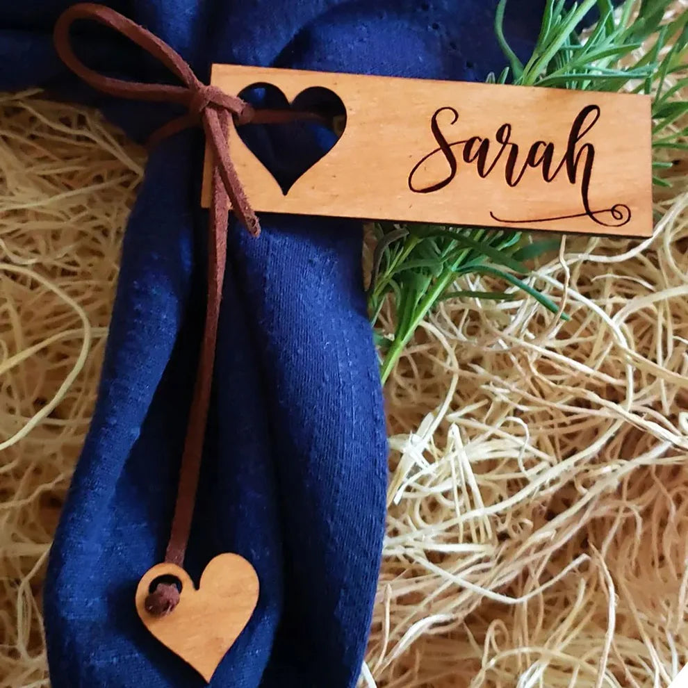 Marque-place porte-nom de table « Coeur » en bois personnalisable