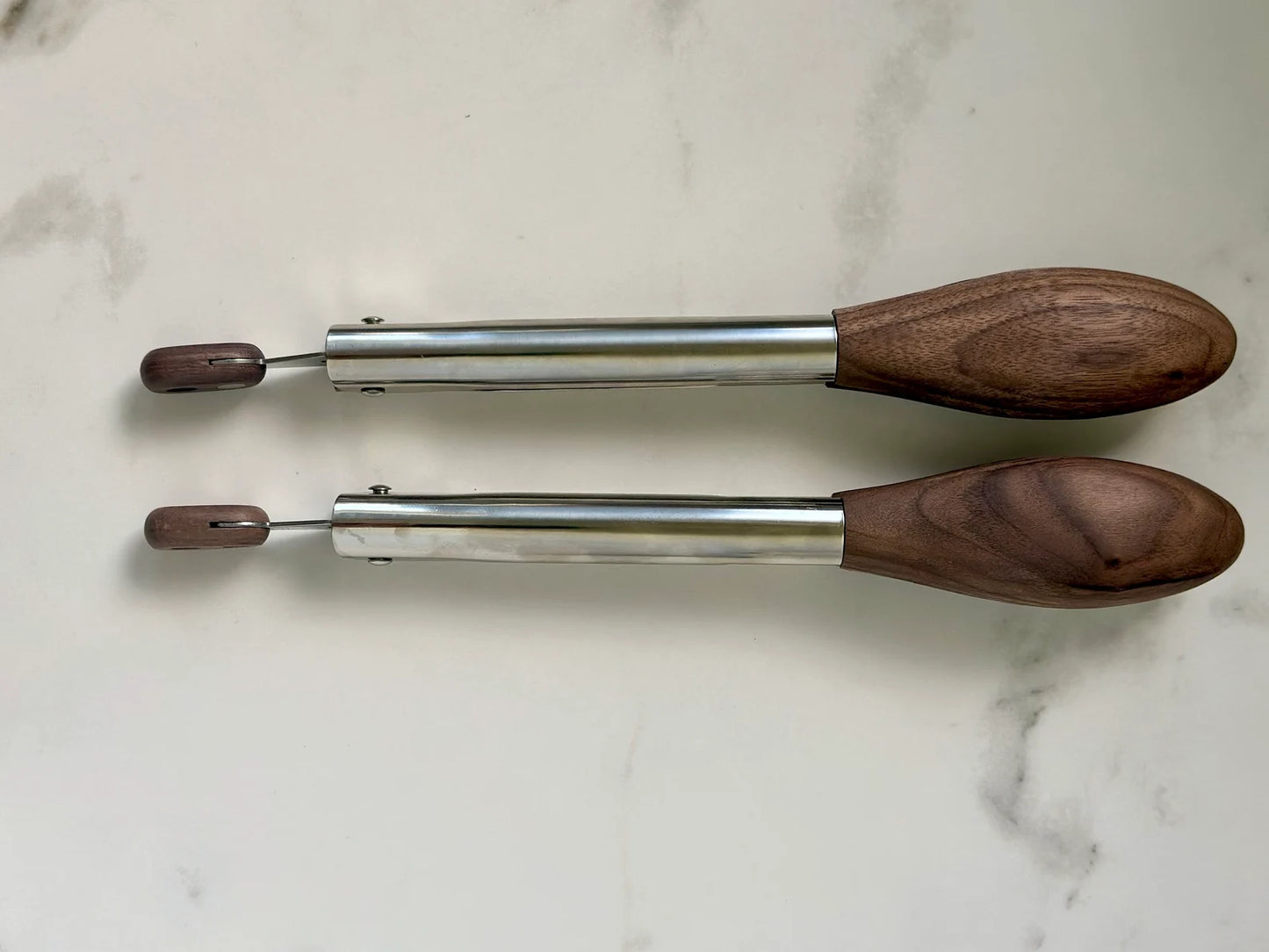 Ustensiles de service élégants en bois de noyer