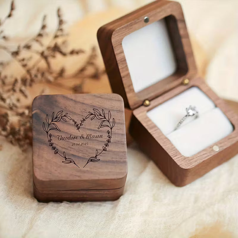 Écrin carré en bois vintage pour bague de fiançailles
