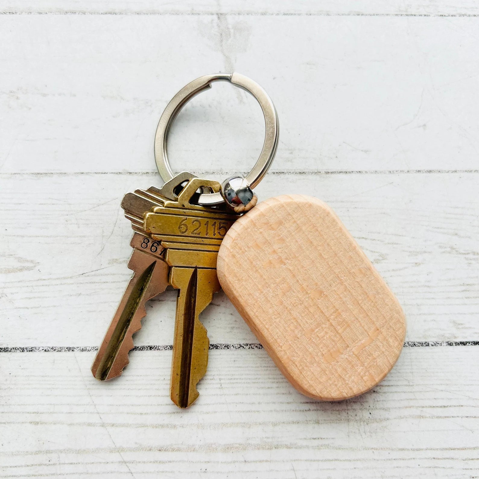 Accessoire artisanal en bois gravé pour clés