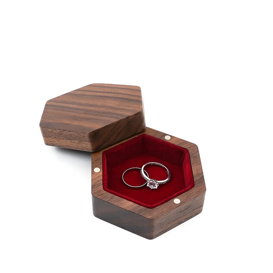 Boîte artisanale en bois naturel pour bagues de couple
