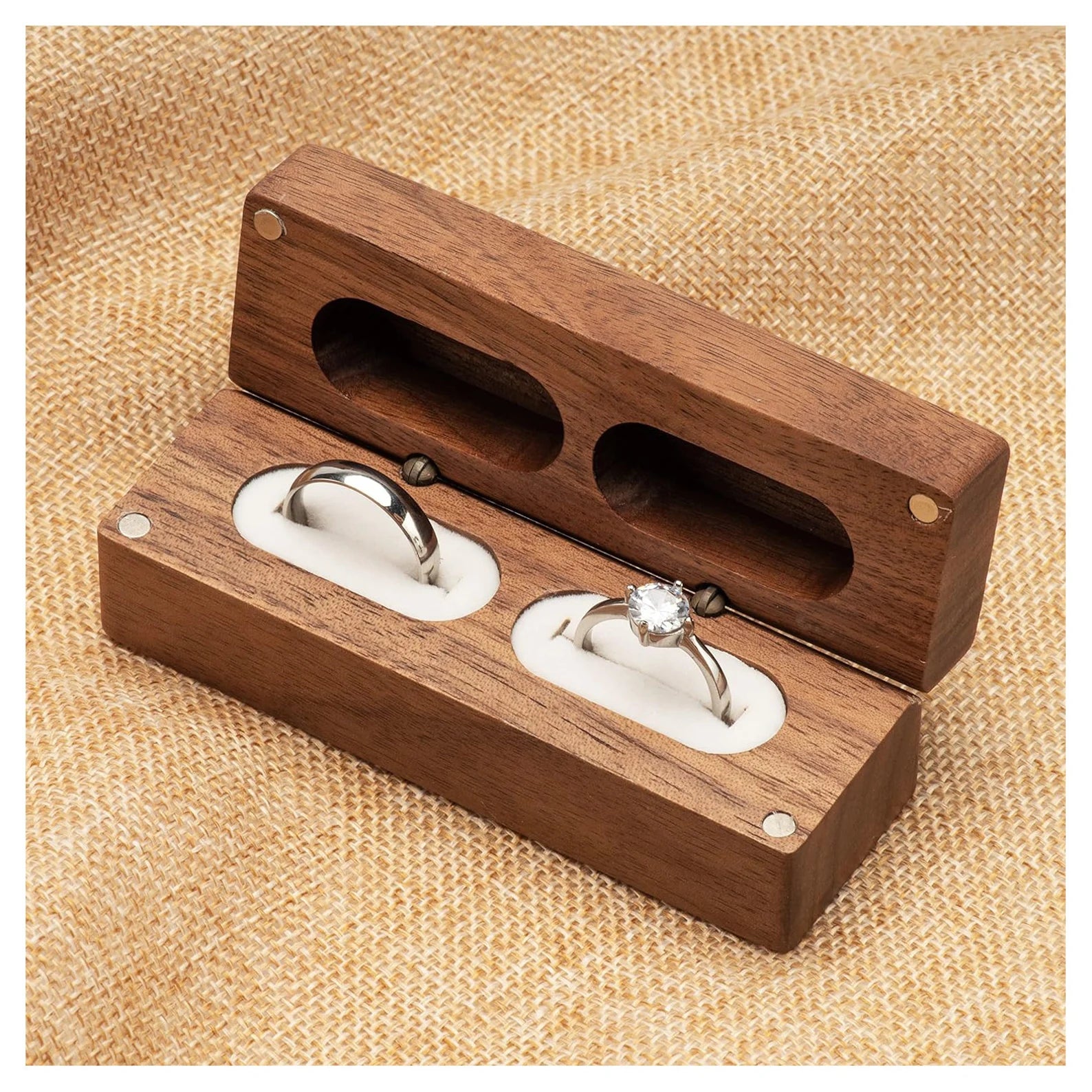 Boîte artisanale en noyer pour bague de mariage
