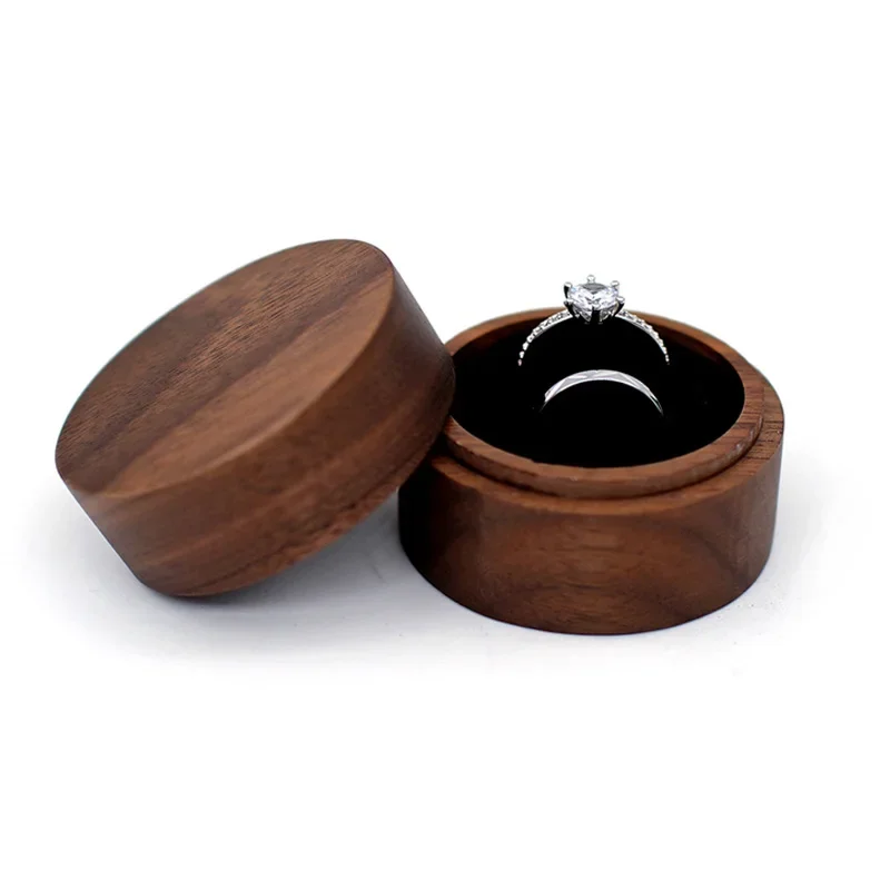 Boîte à bague ronde en bois de noyer noir avec doublure en velours.