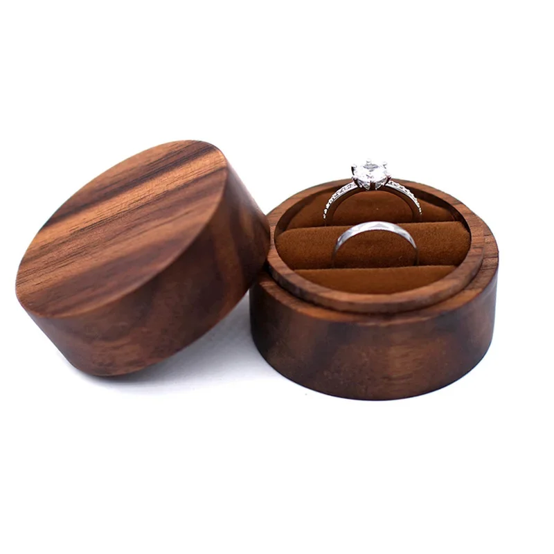 Boîte à bagues ronde en bois de noyer, compacte et élégante, idéale pour les fiançailles