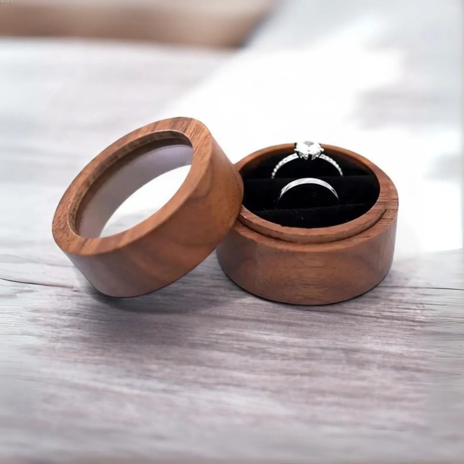 Boîte à bagues ronde en bois de noyer ouverte
