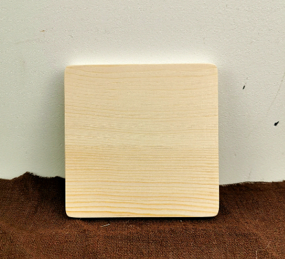 C'est un sous-verre carré en bois clair.