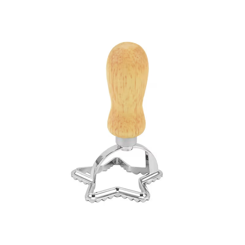 Découpeur de pâte avec manche en bois