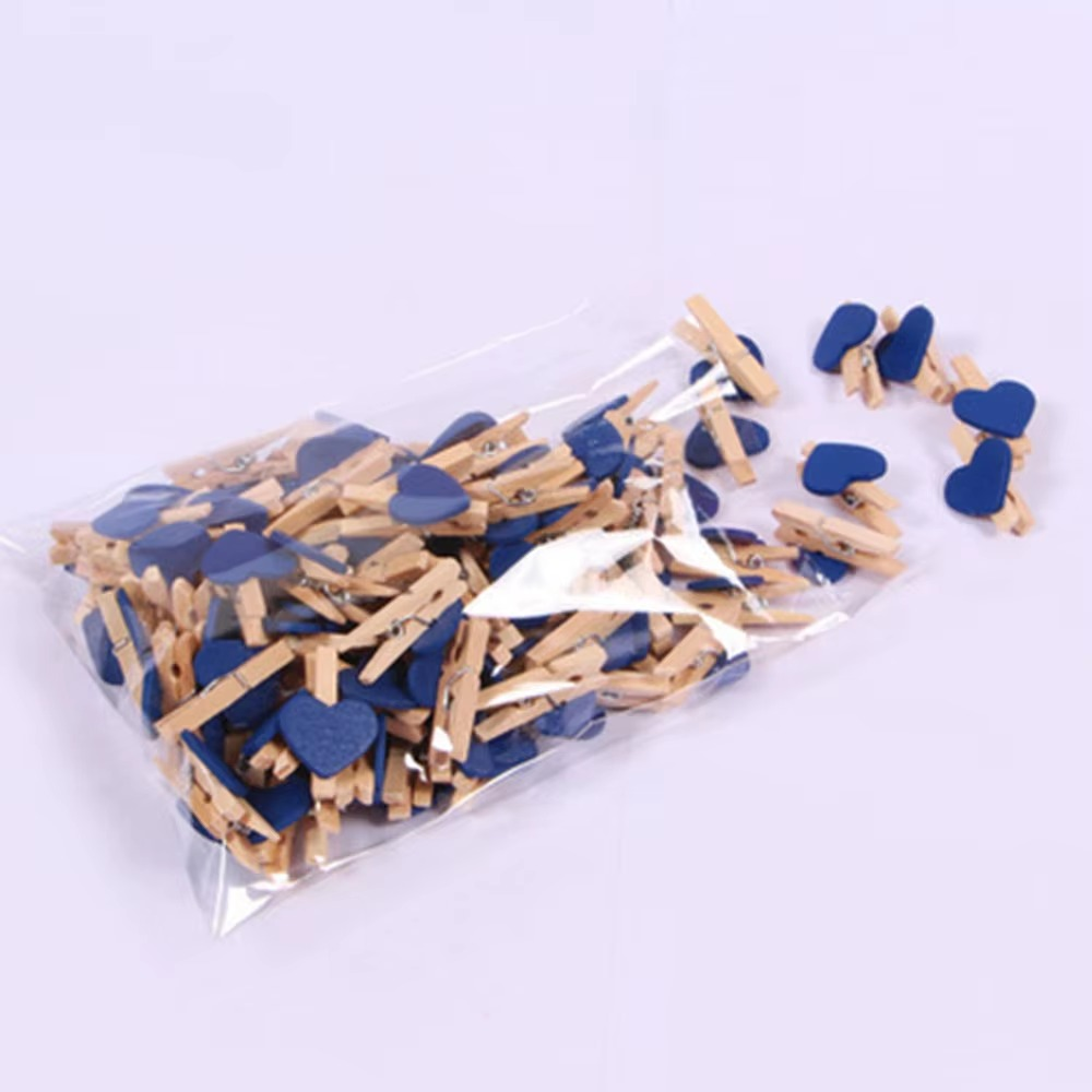 Lot de 50 petites pinces en bois avec cœur bleu
