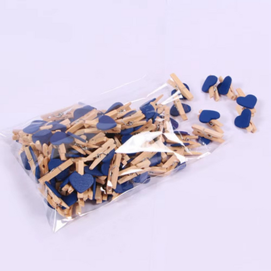 Lot de 50 petites pinces en bois avec cœur bleu