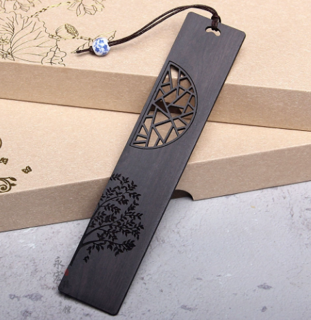 Marque-page en bois posé dans un livre