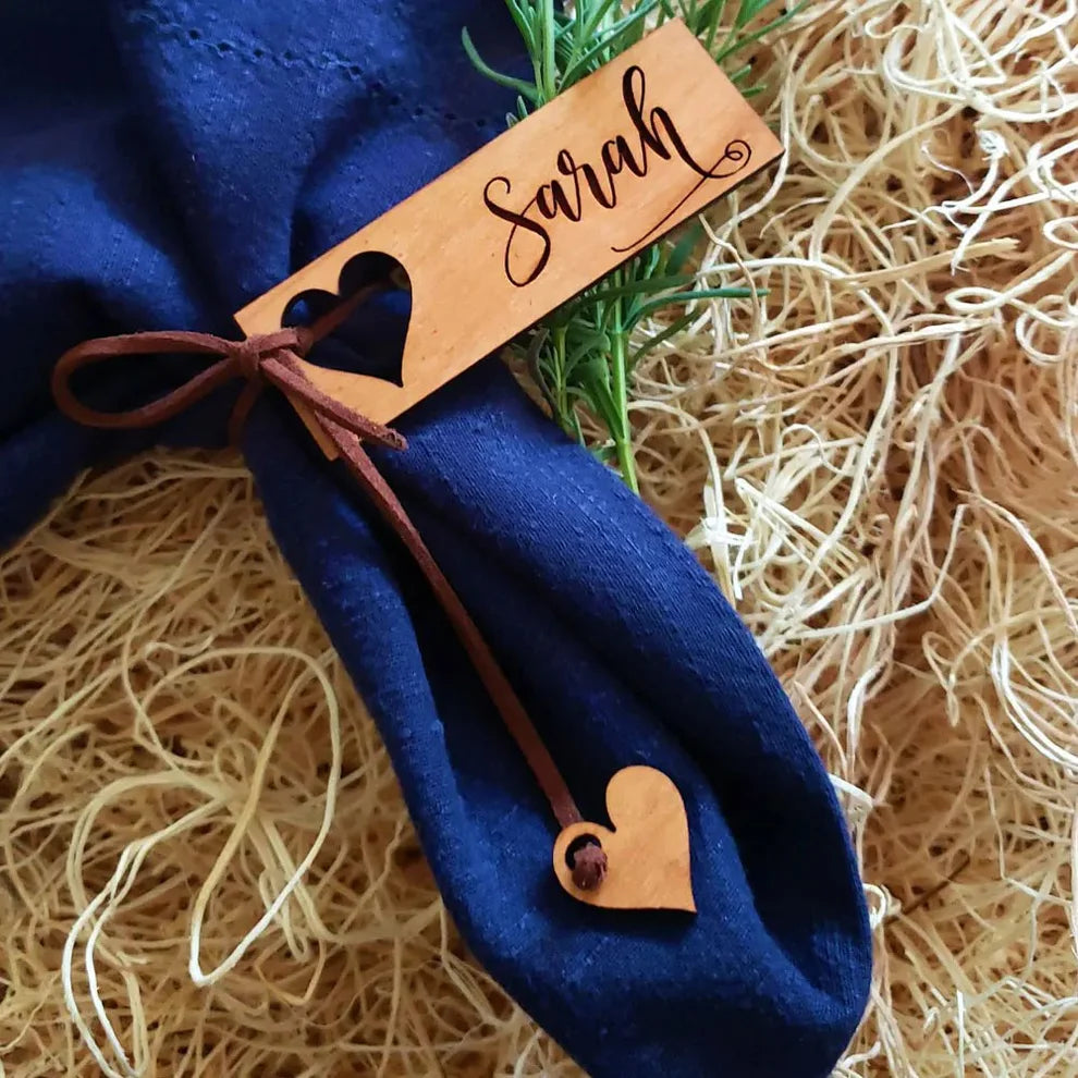 marque-place gravé prénom en bois cœur