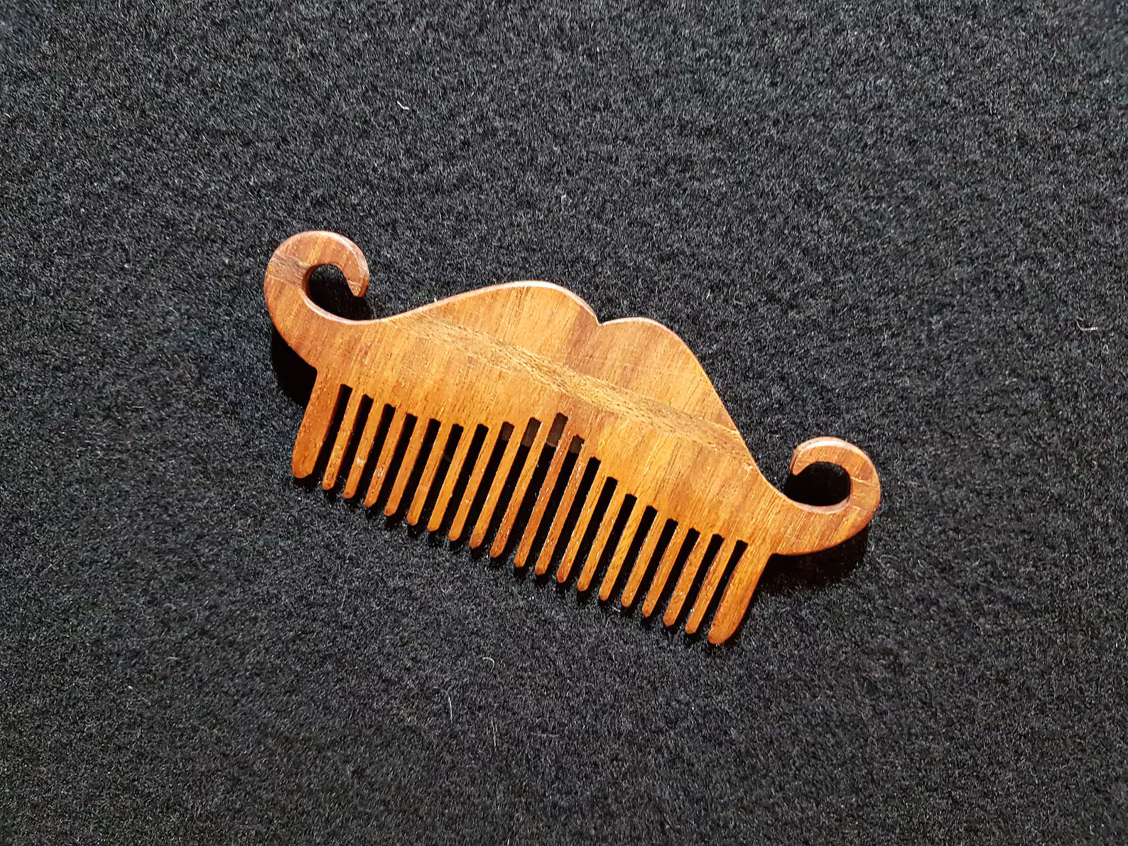Peigne artisanal pour barbe et moustache