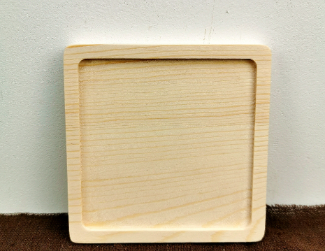 Petit plateau carré en bois naturel