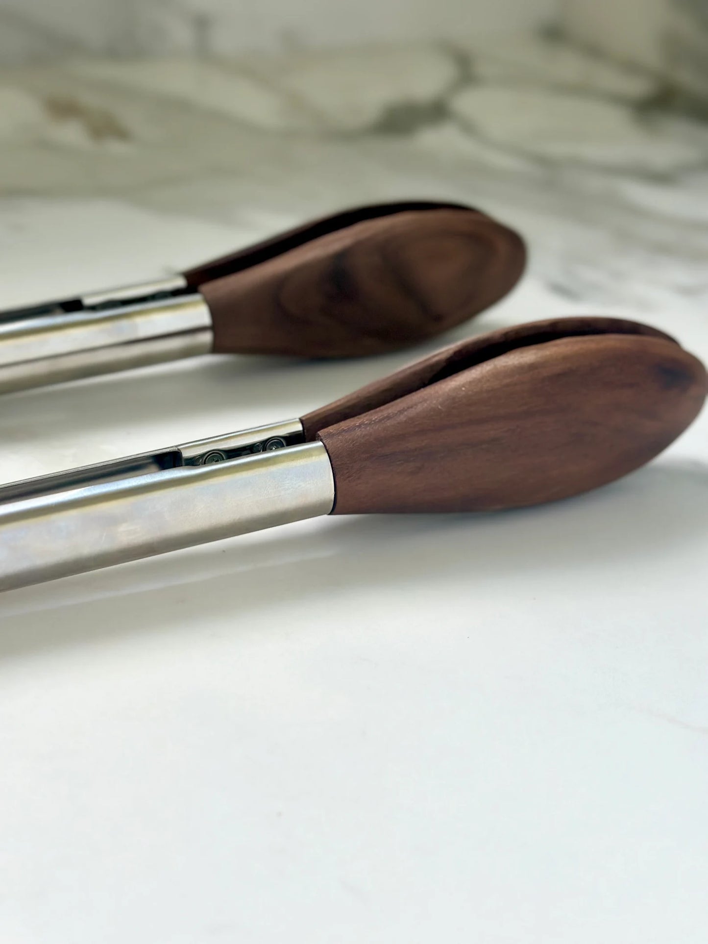 Pinces à salade en bois de noyer et acier inoxydable