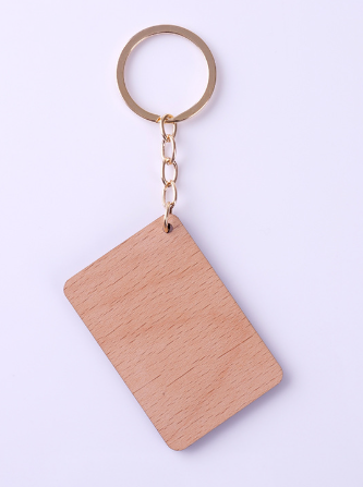 Porte-clés en bois clair avec anneau métallique robuste