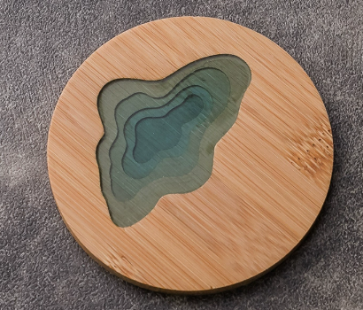 Sous-verre rond en bambou et résine époxy avec effet 3D topographique ou océan