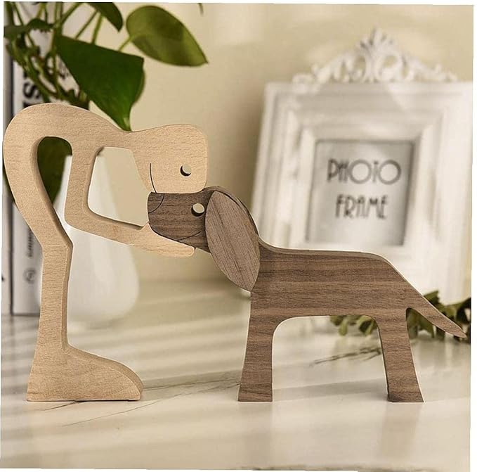 Statue en bois naturel représentant une famille de chiots