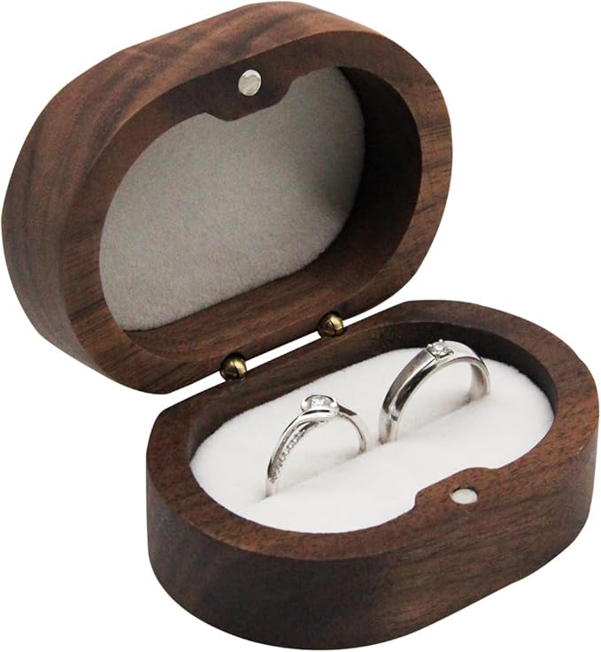 Support élégant en bois blanc pour bague de fiançailles