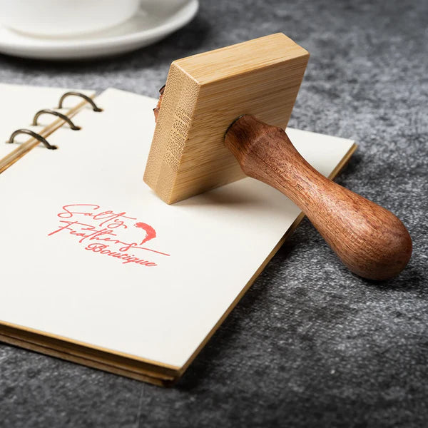 tampon eco logo sur bois clair naturel