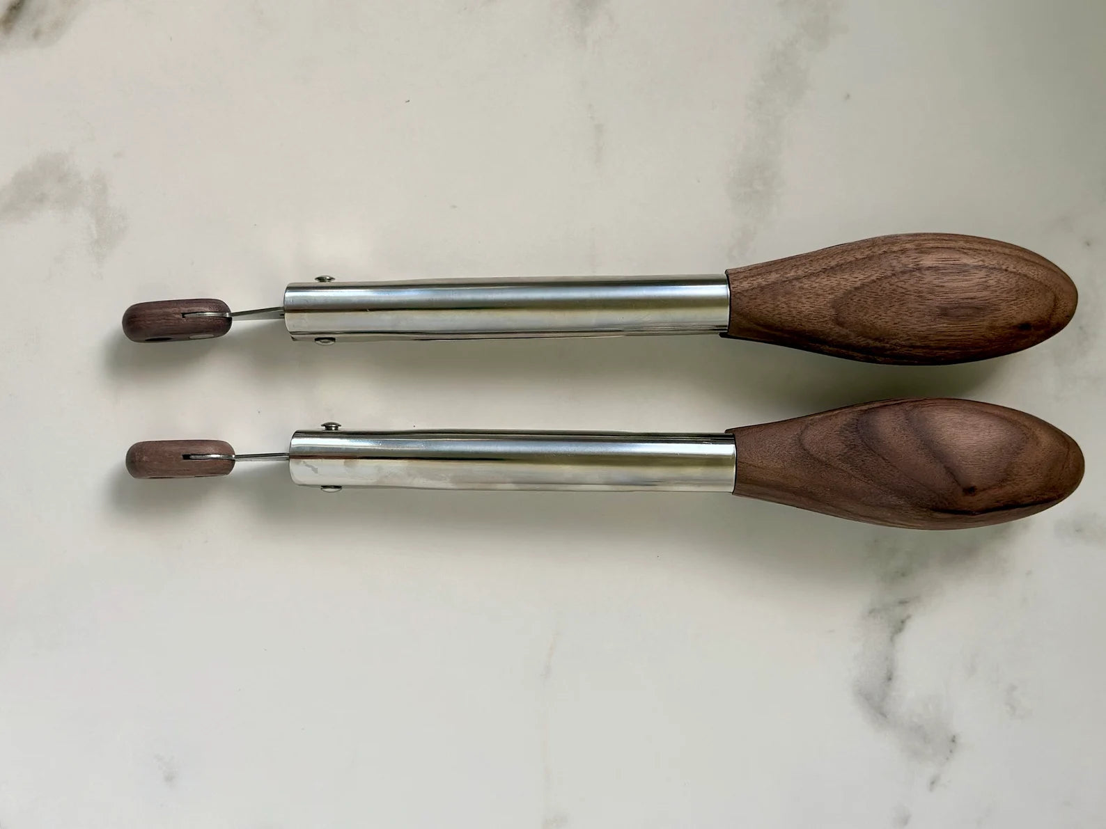 Ustensiles de service élégants en bois de noyer