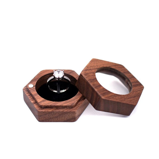 boîte à bague hexagonale en bois naturelle vue de dessus 0.05kg