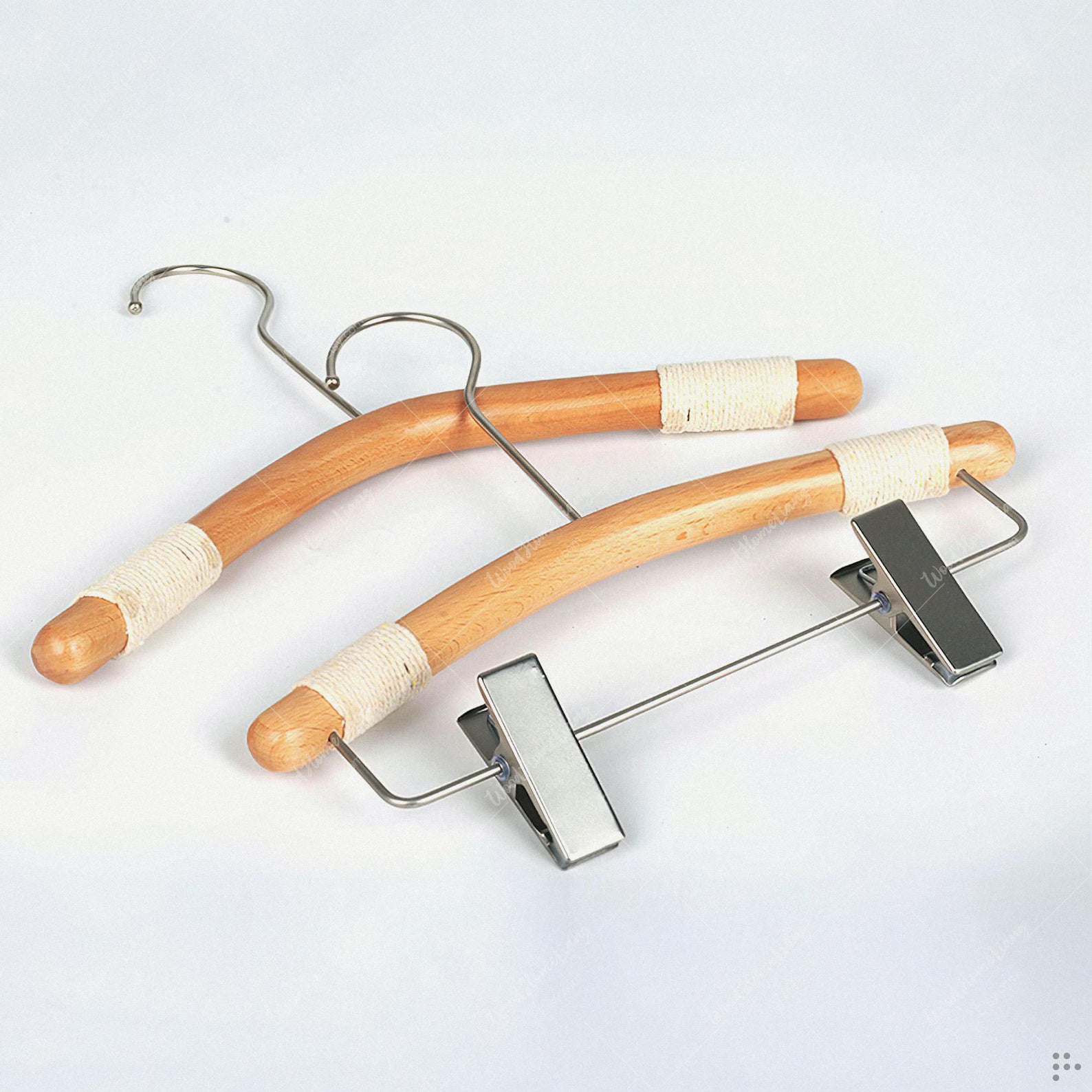 cintre enfant en bois massif antidérapant