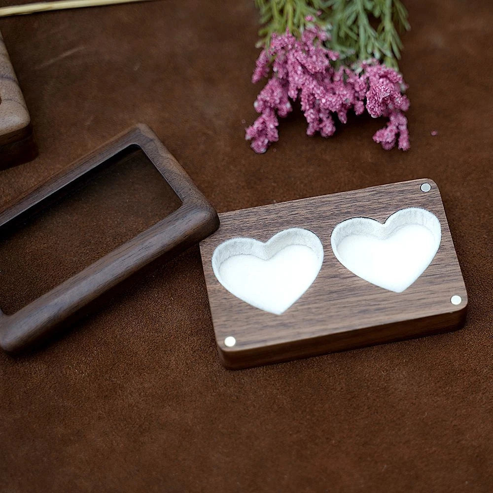 coffret en forme de cœur pour bague en noyer blanc