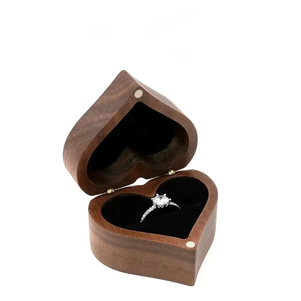 écrin romantique en bois massif pour bague de fiançailles en forme de cœur