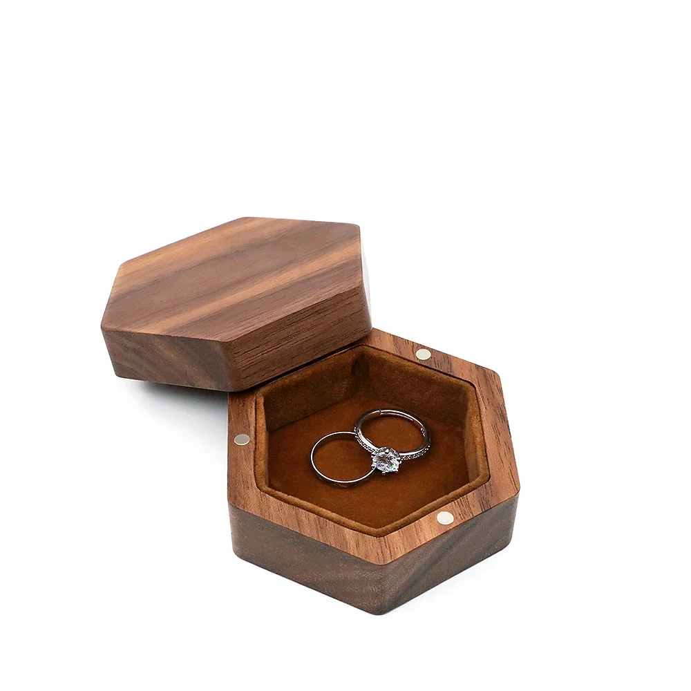 Écrin romantique en bois pour demande en mariage