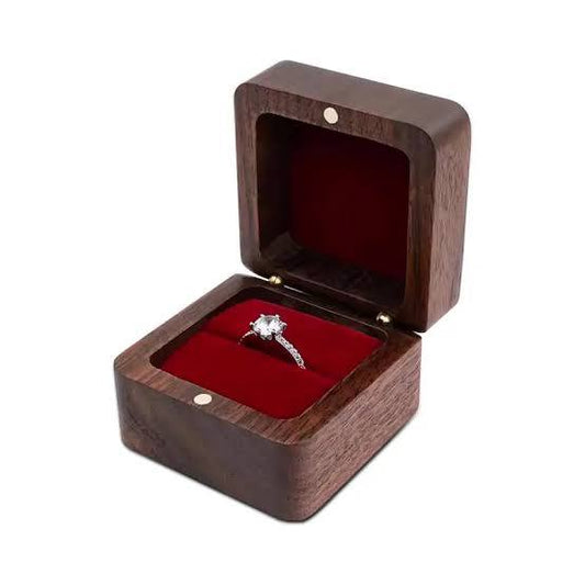 Boîte à Bague en Bois avec Intérieur en Velours Rouge – Écrin Élégant pour Demande en Mariage et Fiançailles