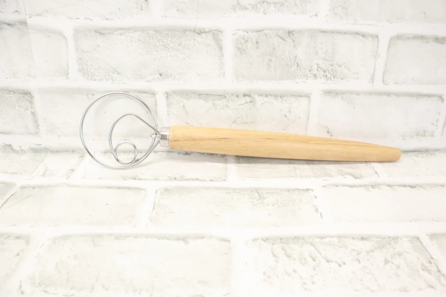 mélangeur à pâte avec manche en bois pour boulanger