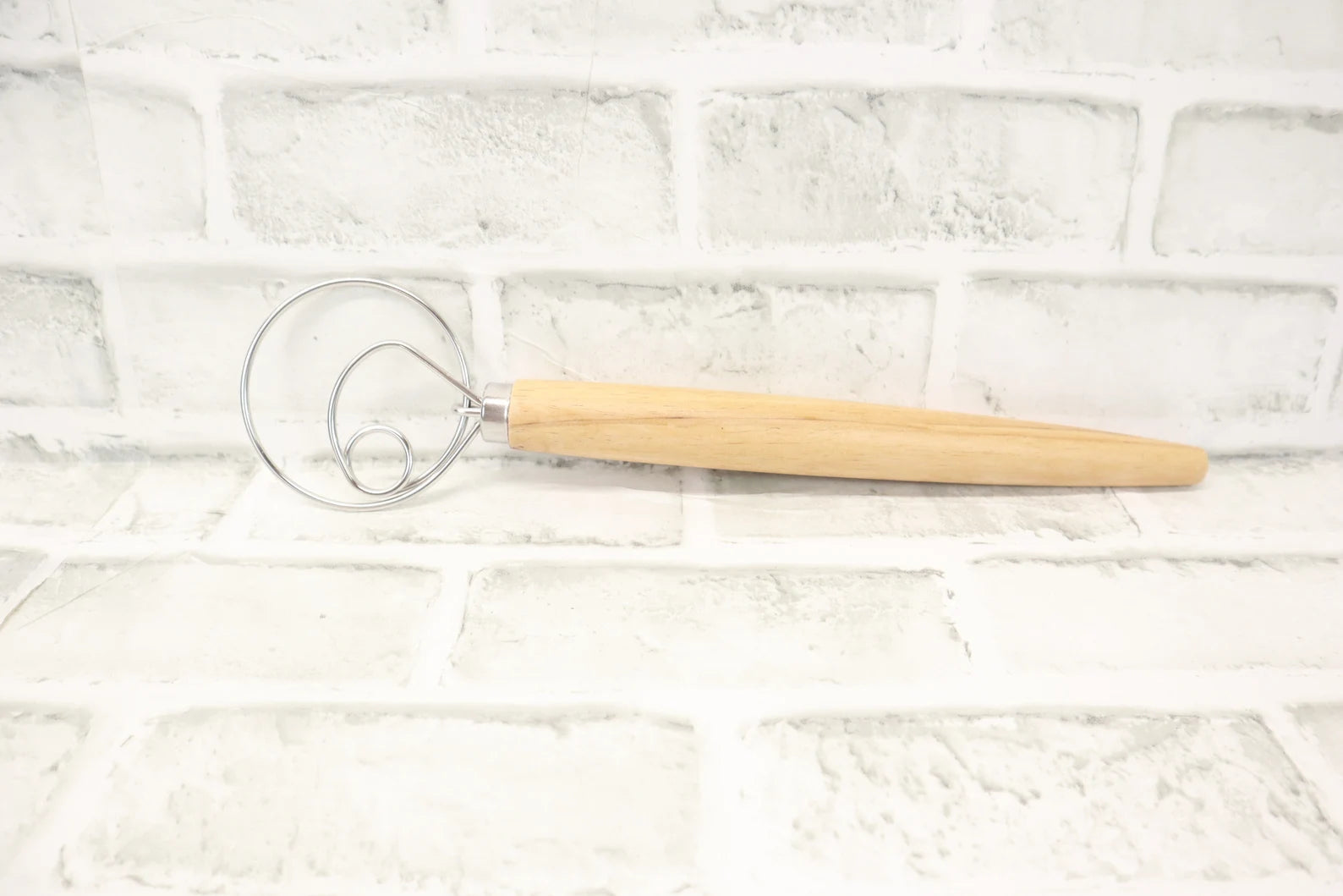 mélangeur à pâte avec manche en bois pour boulanger