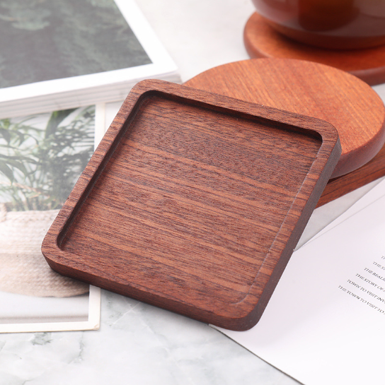 sous-verres carrés en bois empilés